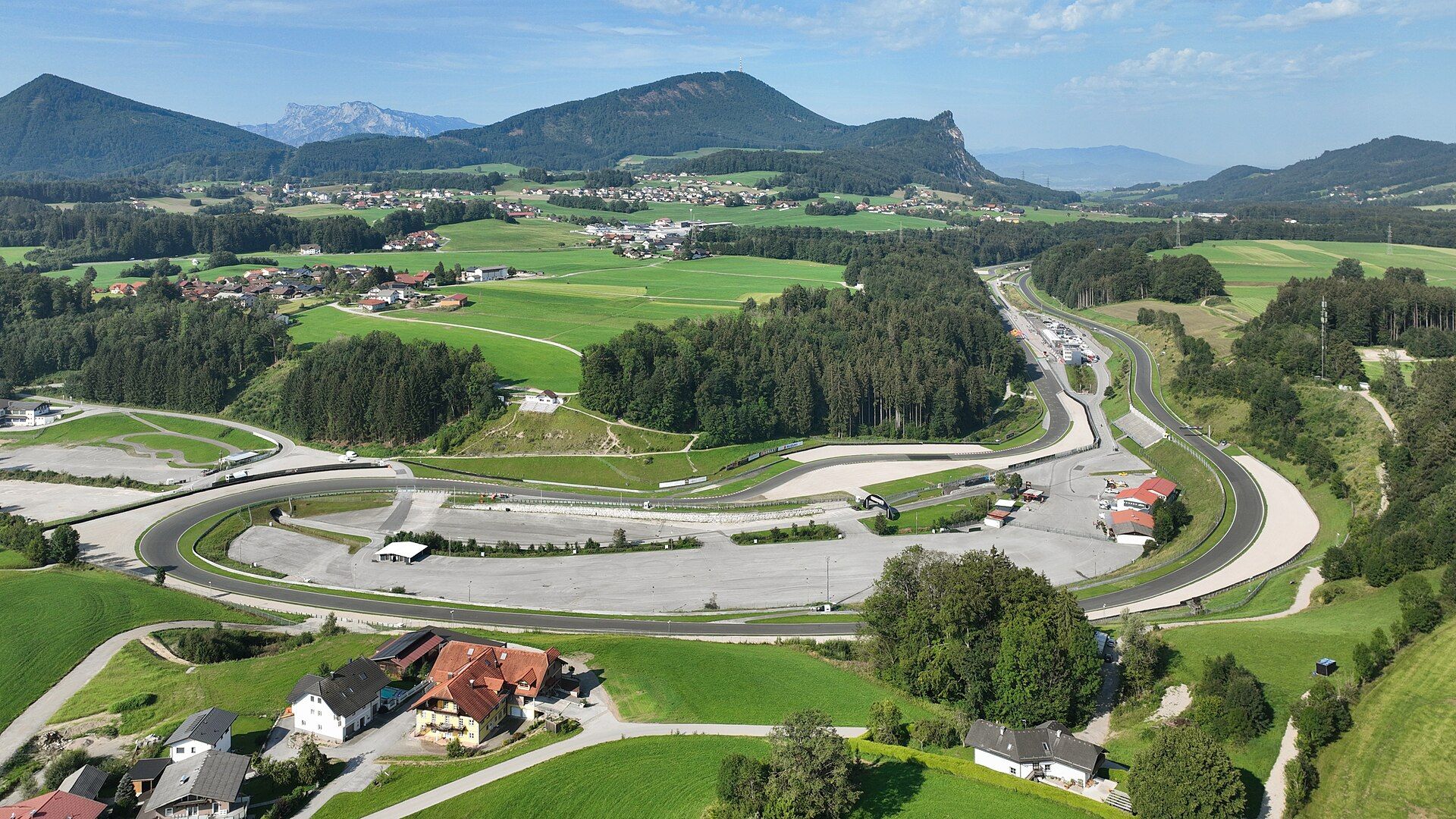 Tor Salzburgring z lotu ptaka: nawrót wokół utwardzonego placu i proste biegnące doliną, w tle góry